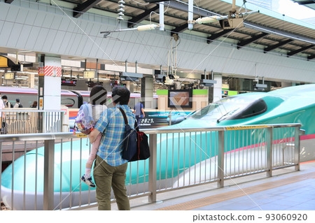 Grandchildren and grandpa seeing off the Shinkansen: Passengers seeing off the Tohoku Shinkansen Hayabusa 93060920