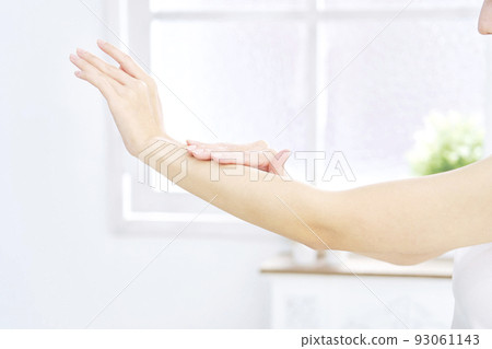 A woman taking care of her arms at home No face 93061143