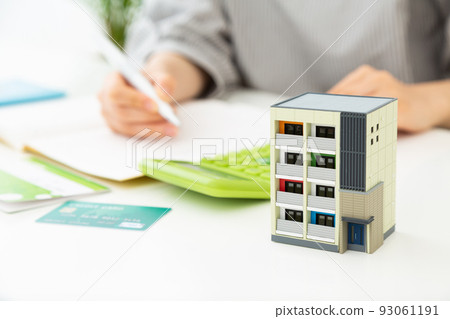 The hand of a young woman who keeps a household account book 93061191