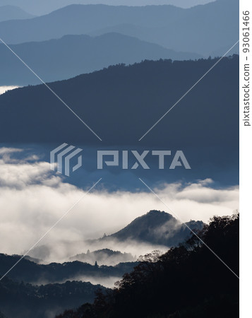 Sea of clouds seen from Aizu Pass in the morning 93061466