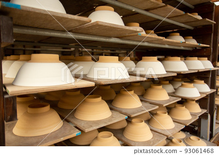 島根縣出雲市周彩釜的工房內排列著無釉陶器 93061468