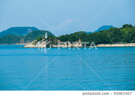 俯瞰藍色大海的白色燈塔 93062407
