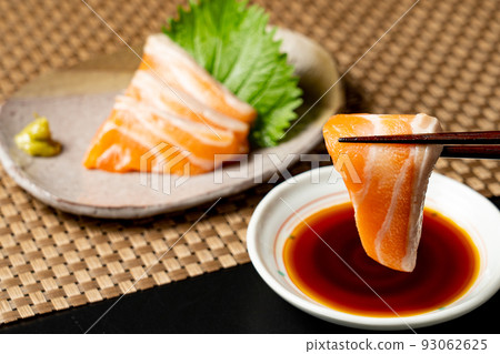 Eat sashimi 93062625