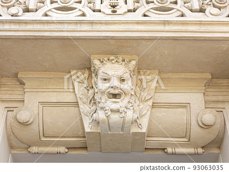Mascaron on building facad 93063035