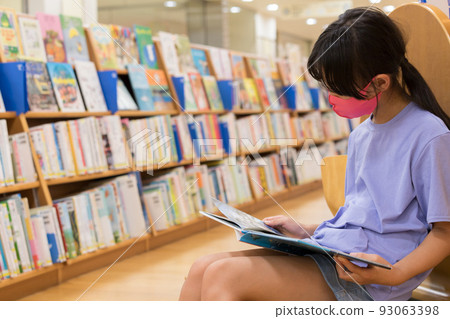 在暑期圖書館看書的小學生 93063398