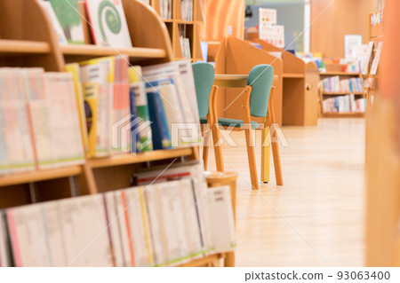 有很多書的圖書館的視圖 93063400
