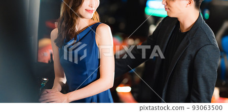 Men and women drinking at the bar 93063500