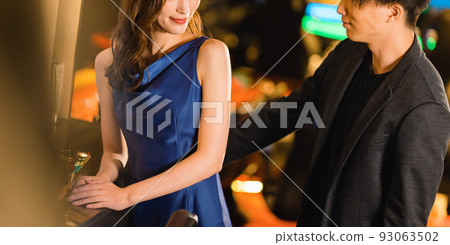 男人和女人在酒吧喝酒 93063502