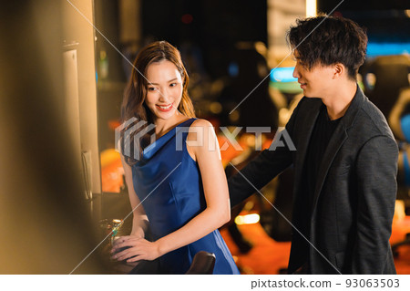 Men and women drinking at the bar 93063503