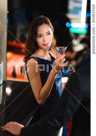 Men and women drinking at the bar Men and women drinking at the bar 93063508