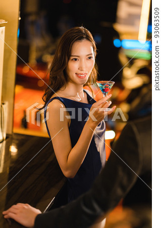 Men and women drinking at the bar Men and women drinking at the bar 93063509