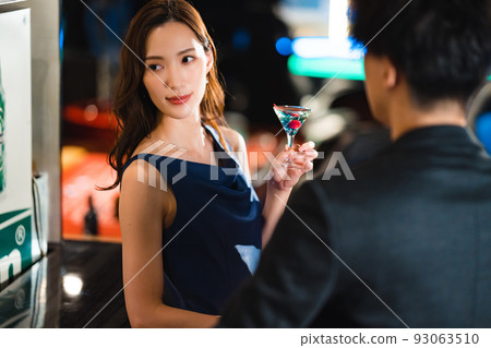 Men and women drinking at the bar 93063510