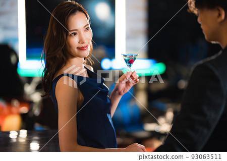Men and women drinking at the bar 93063511
