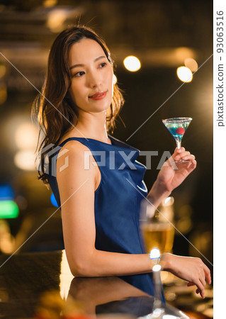 男人和女人在酒吧喝酒 93063516