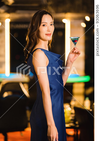 美麗的女人在酒吧喝雞尾酒 93063696