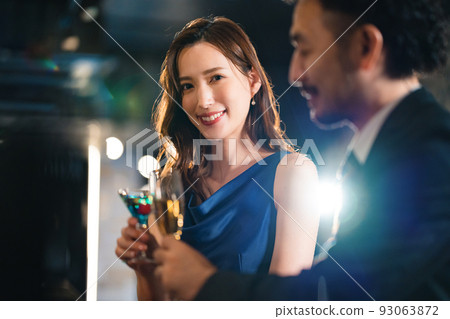 一個美麗的女人和一個四十多歲的大鬍子男人喝酒 93063872