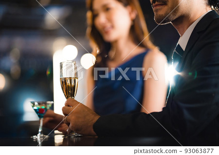 A beautiful woman drinking with a bearded man in his 40s 93063877