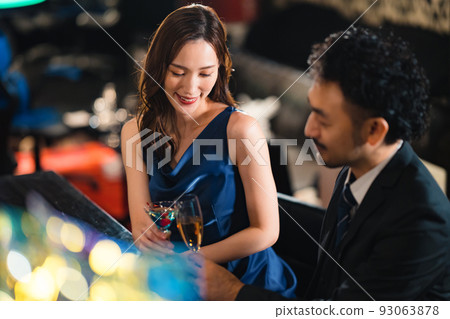 A beautiful woman drinking with a bearded man in his 40s 93063878