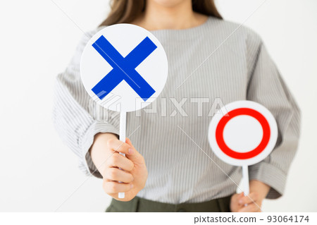 圓盤的年輕女子 93064174