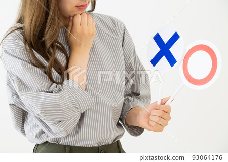 Young woman with round plate Young woman with round plate 93064176
