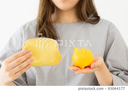 有存錢罐的年輕女人 有存錢罐的年輕女人 93064177