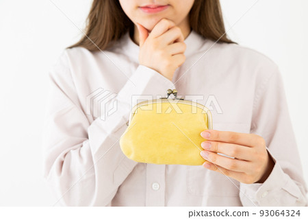 帶錢包的年輕女子 93064324