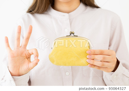 帶錢包的年輕女子 93064327