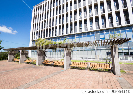 [大田公園]有長椅的廣場和大學景觀 93064348