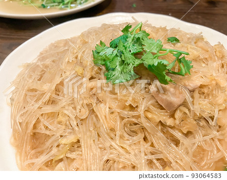 東北菜,酸菜燉粉絲) 東北菜,酸菜燉粉絲) 93064583