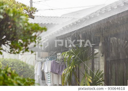 大雨襲擊私人住宅 晾曬衣物 93064618