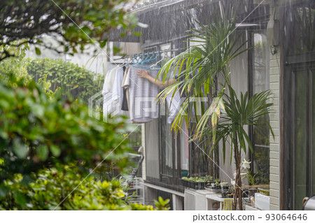 暴雨襲擊私人住宅 家庭主婦急於收衣服 93064646