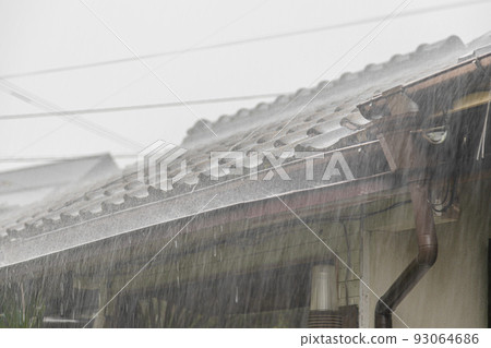 大雨襲擊房屋 93064686