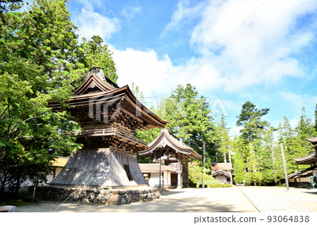 Koyasan Sohonzan Kongobu-ji Temple (Bell Tower/Main Gate) [Koya Town, Wakayama Prefecture] 93064838