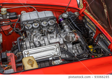 一輛老車的一個減速火箭的發動機艙的引擎隔間 一輛老車的一個減速火箭的發動機艙的引擎隔間 93066285
