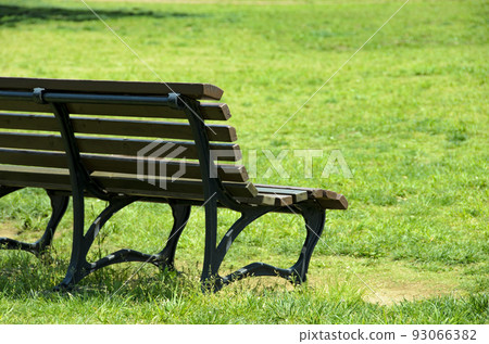 公園的長椅上 93066382