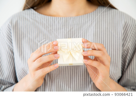 帶著小禮物盒的年輕女人 93066421