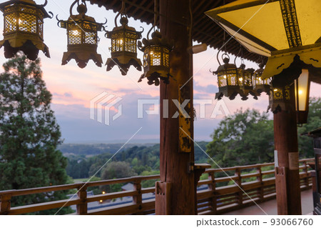 Nigatsudo,東大寺,奈良:吊燈注視著落日的天空 Nigatsudo,東大寺,奈良:吊燈注視著落日的天空 93066760