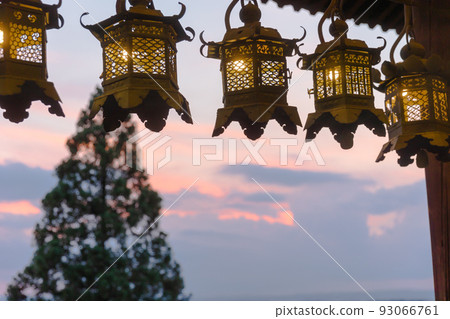 奈良東大二二月堂良本雪松和吊燈 93066761