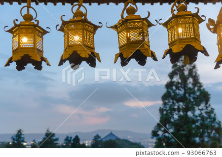 奈良東大寺二月堂，夕陽映照下的燈籠 93066763