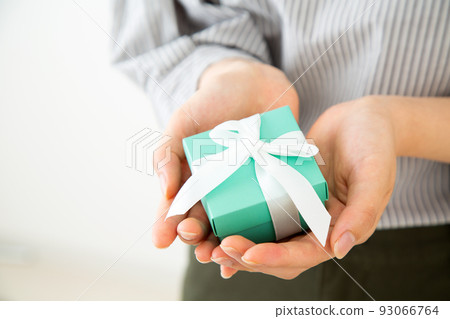 帶著小禮物盒的年輕女人 93066764