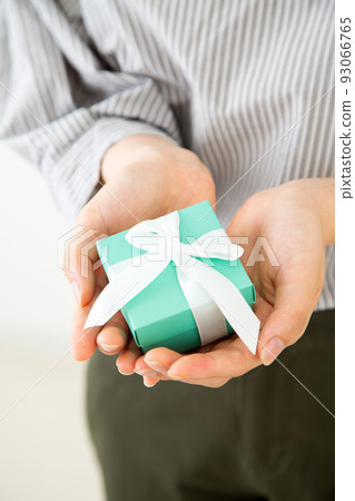 帶著小禮物盒的年輕女人 93066765