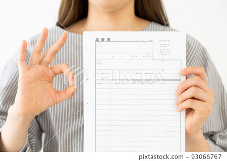 有簡歷的年輕女子 有簡歷的年輕女子 93066767