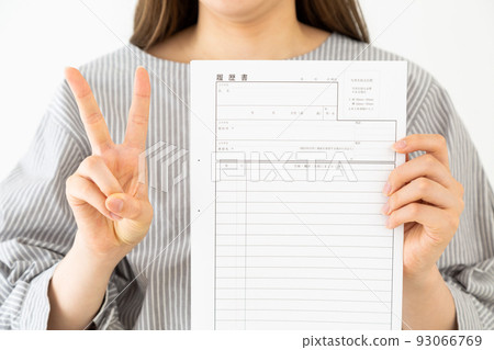 有簡歷的年輕女子 93066769