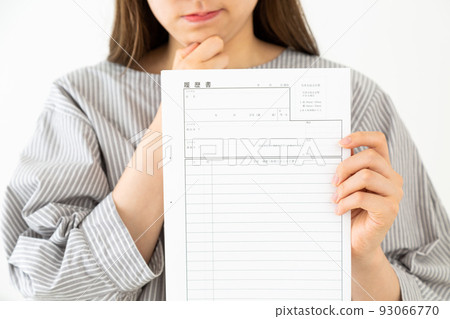 有簡歷的年輕女子 93066770