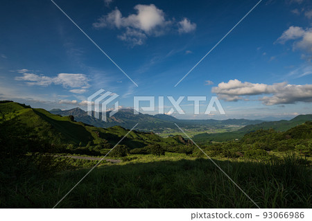 Blue sky and white clouds Scenery of Gogaku in Aso 93066986