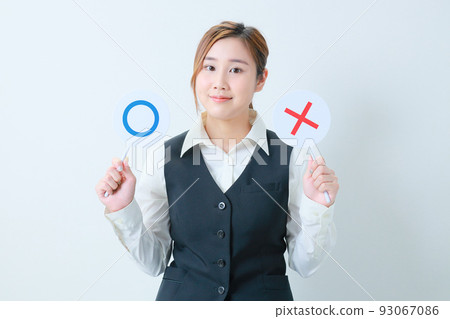 ○✖Young office worker holding a plate and smiling ○✖Young office worker holding a plate and smiling 93067086