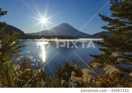 Mount Fuji and the sunrise at Lake Motosuko, Fujikawaguchiko Town, Yamanashi Prefecture Mount Fuji and the sunrise at Lake Motosuko, Fujikawaguchiko Town, Yamanashi Prefecture 93067320