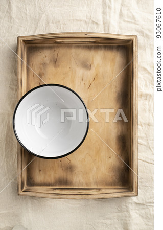 Empty dinner bowls in a wooden serving box. Empty dinner bowls in a wooden serving box. 93067610