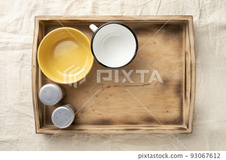 Empty dinner bowls in a wooden serving box. 93067612