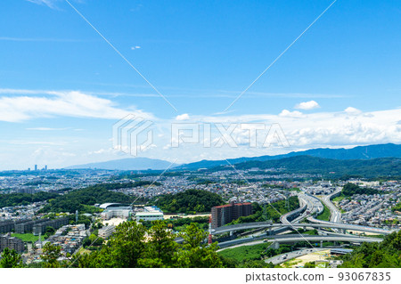 大阪府的攝津都市風景、名神高速公路和六甲山 大阪府的攝津都市風景、名神高速公路和六甲山 93067835